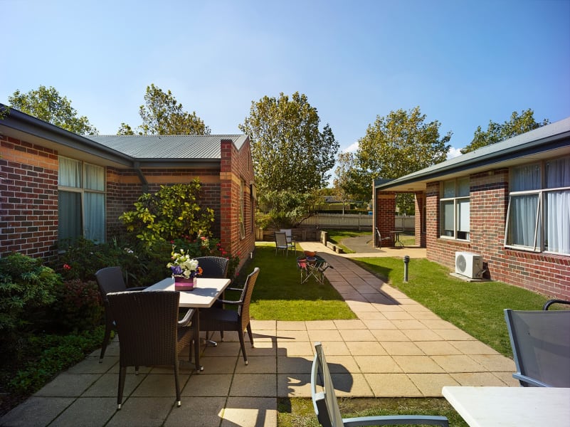 What is the visiting policy for family and friends at Glenroy Aged Care?